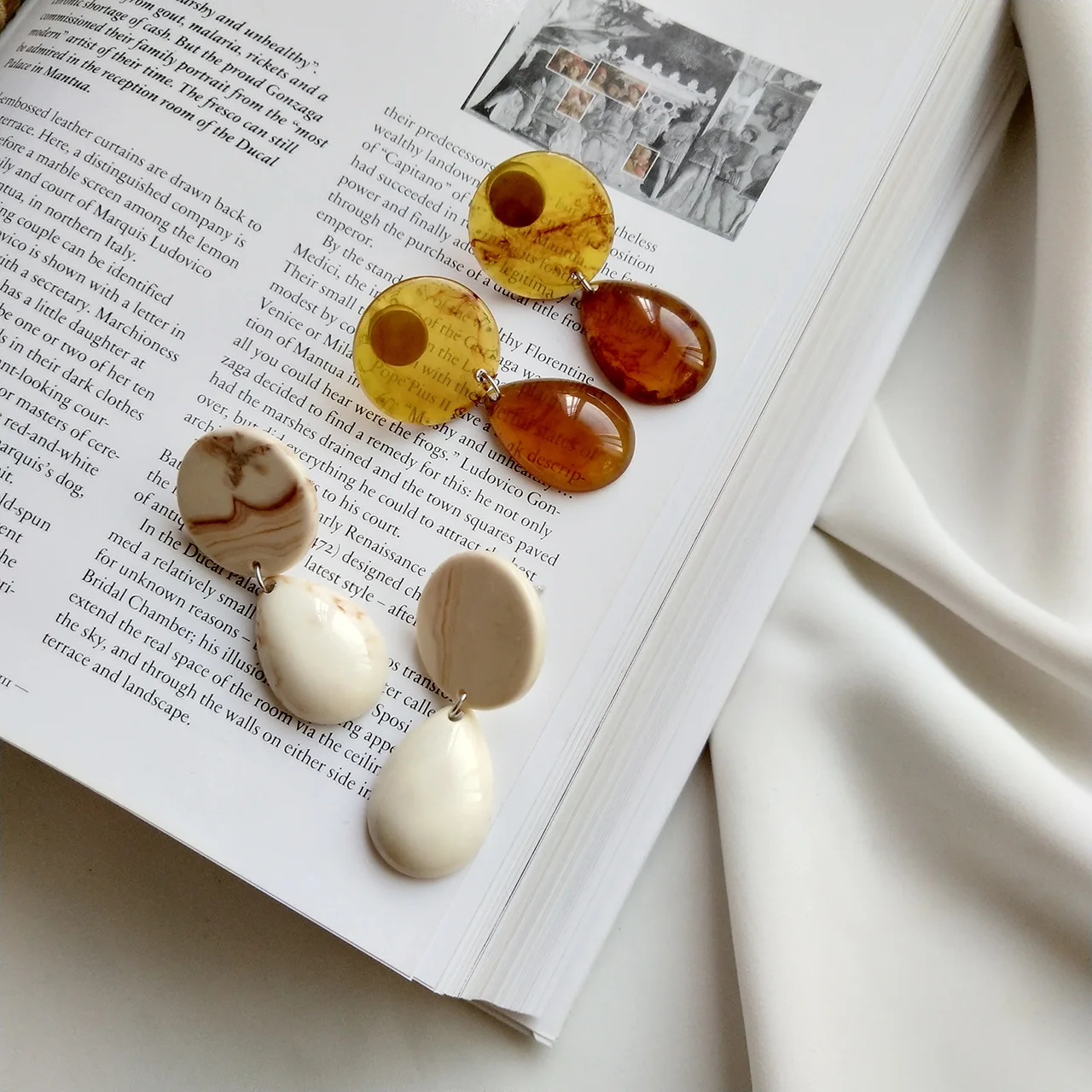 Japanese 925 nail tremella CHIC wind restoring ancient ways tortoiseshell ivory acetate earrings
Japanese 925 nail tremella CHIC wind restoring ancient ways tortoiseshell ivory acetate earrings