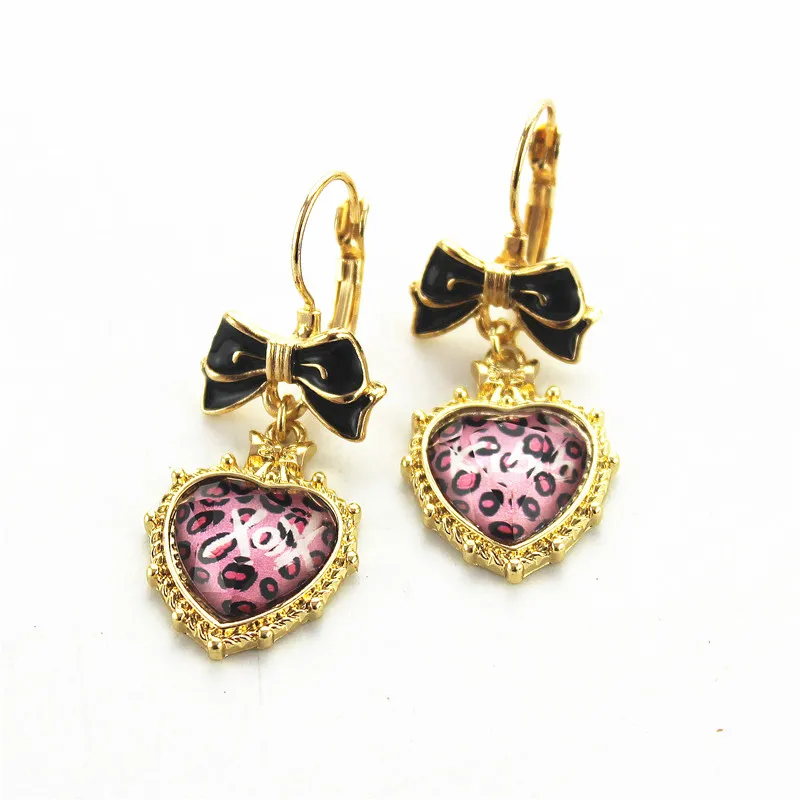 XQ Free shipping 2015 The new BJ Leopard Heart Black Blue Ribbon Earrings Banquet ear clip
XQ Free shipping 2015 The new BJ Leopard Heart Black Blue Ribbon Earrings Banquet ear clip