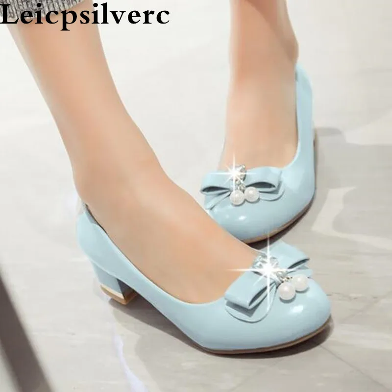 In the spring and autumn the new bow has a shallow round head with women's single shoes and low school women shoes
In the spring and autumn the new bow has a shallow round head with women's single shoes and low school women shoes
