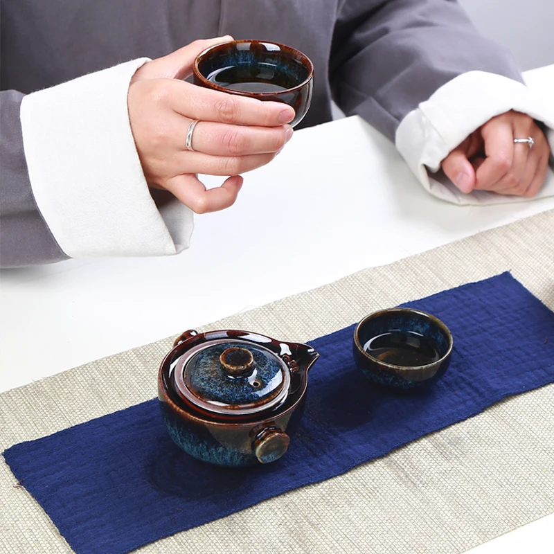 Japanese Kiln Variable Cup One Pot Two Cups Travel Teaware Set Home Outdoor Portable Bag Ceramic Kung Fu Teapot
Japanese Kiln Variable Cup One Pot Two Cups Travel Teaware Set Home Outdoor Portable Bag Ceramic Kung Fu Teapot