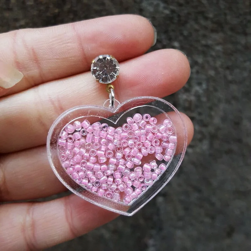 Fashion Crystal Floating Beads Acrylic Heart Earrings For Women Four Colors Night Club Jewelry Accessories
Fashion Crystal Floating Beads Acrylic Heart Earrings For Women Four Colors Night Club Jewelry Accessories