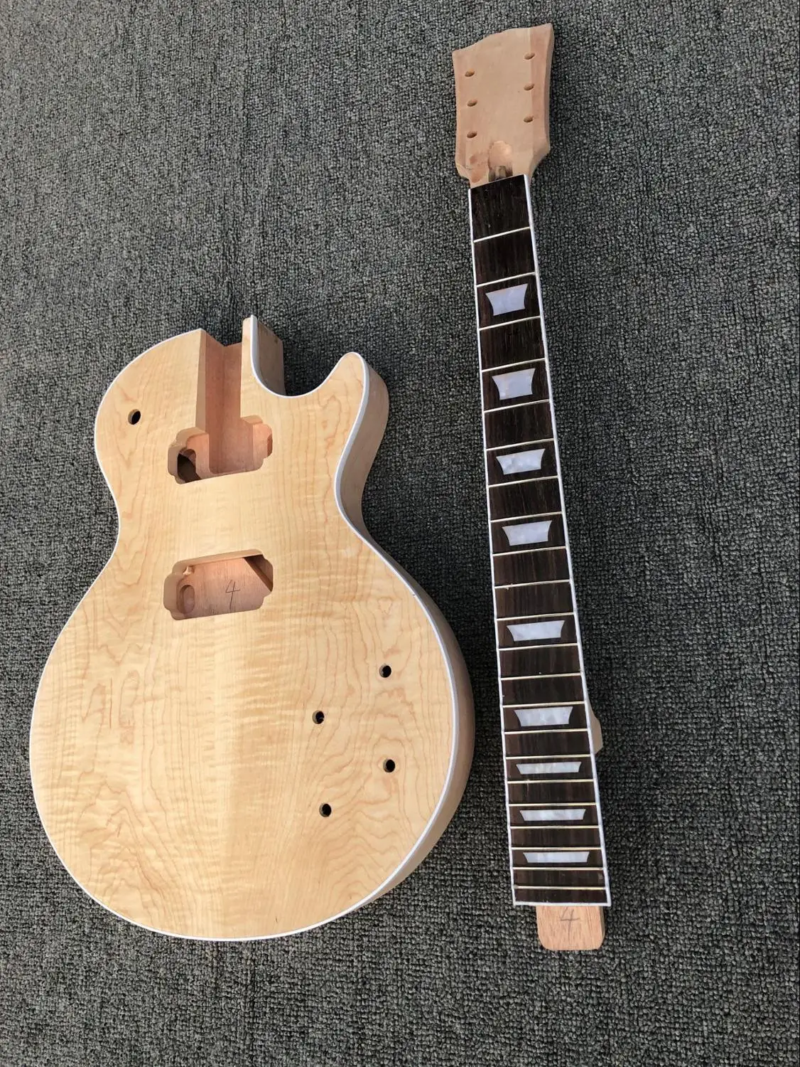 New project electric guitar kit with flame maple top (2cm-3cm) by CNC with bindig nibs on the frets with humbucker
New project electric guitar kit with flame maple top (2cm-3cm) by CNC with bindig nibs on the frets with humbucker