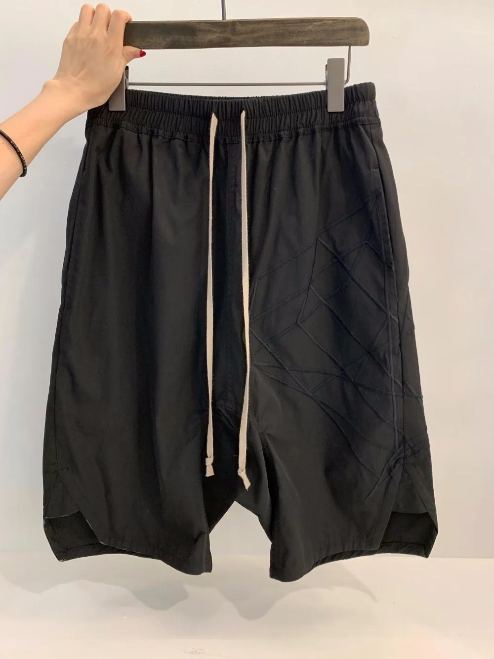 19ss Owen Seak Men Casual Short Harem Gothic Style Men's Clothing Sweatpants Summer Women Loose Black Short Size XL
19ss Owen Seak Men Casual Short Harem Gothic Style Men's Clothing Sweatpants Summer Women Loose Black Short Size XL