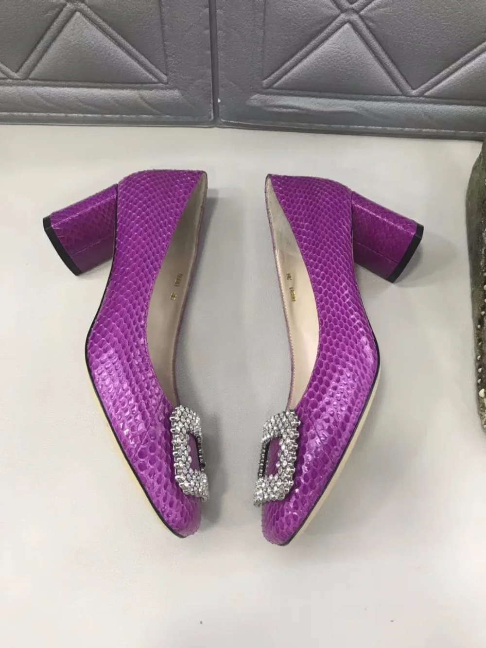 100% Genuine real Python skin leather women fashion shoe with cow skin lining 2019 new style lady shoes deep purple color snake
100% Genuine real Python skin leather women fashion shoe with cow skin lining 2019 new style lady shoes deep purple color snake
