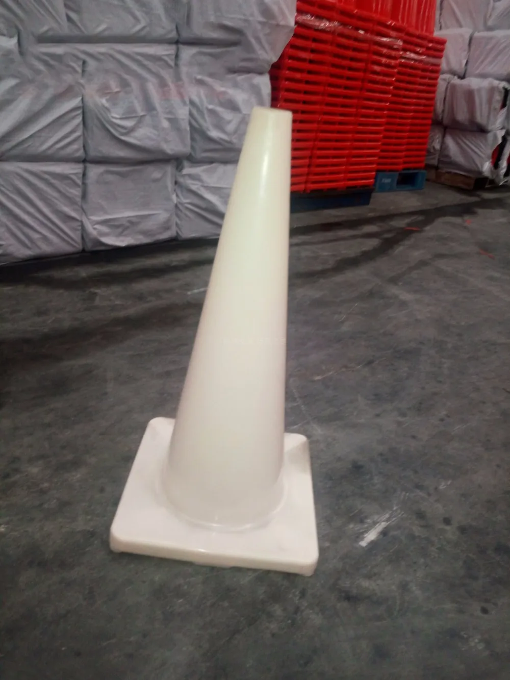 PVC material for export,45, 70, 90CM road cone, reflective bucket no odor, red, yellow, blue and green, can be customized
PVC material for export,45, 70, 90CM road cone, reflective bucket no odor, red, yellow, blue and green, can be customized