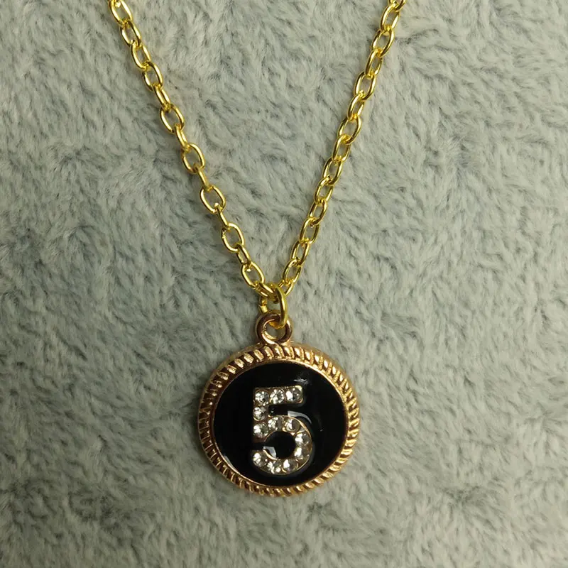 Fashion simple short collar Black white Rhinestone 5 necklace Lady woman Lovely drop number letters 5 Pendant necklace
Fashion simple short collar Black white Rhinestone 5 necklace Lady woman Lovely drop number letters 5 Pendant necklace