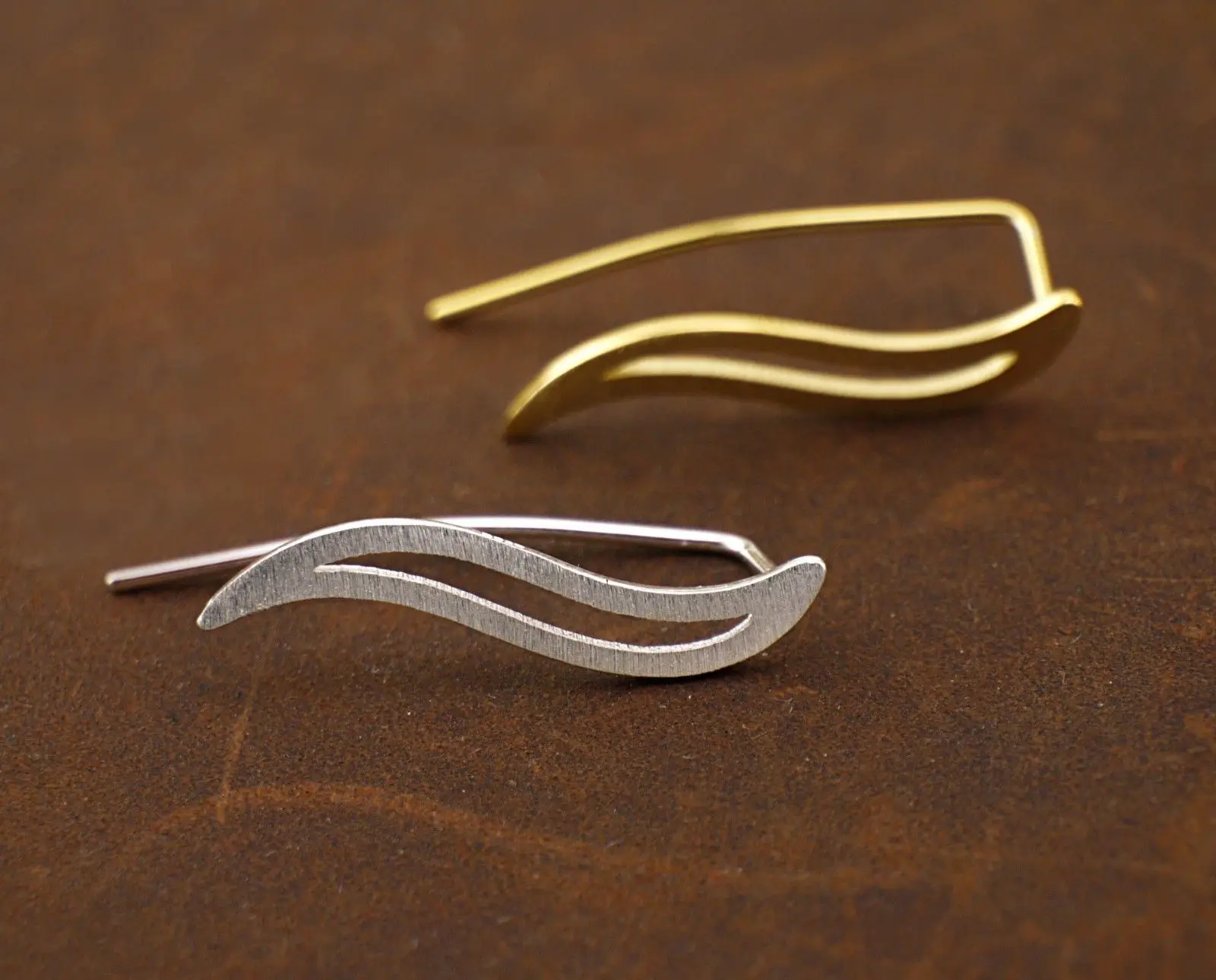 925 Sterling silver Waves Ear Climbers for Women Stud Earrings Ear Crawler Bohemian Cute S Shaped Piercing Earrings Jewelry
925 Sterling silver Waves Ear Climbers for Women Stud Earrings Ear Crawler Bohemian Cute S Shaped Piercing Earrings Jewelry