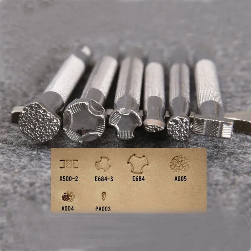 1pc Leathercraft DIY Printing Tool Alloy Saddle Makin Carving Handmade Leatherwear Craft Working Leather Printed Punch Stamps
1pc Leathercraft DIY Printing Tool Alloy Saddle Makin Carving Handmade Leatherwear Craft Working Leather Printed Punch Stamps