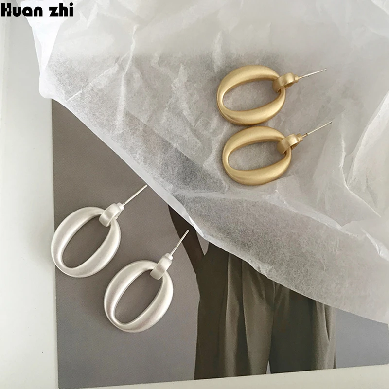HUANZHI New S925 Sterling Silver Pin Matte Metal Gold Geometric Hollow Oval Circle Small Stud Earrings for Women Girl Jewelry
HUANZHI New S925 Sterling Silver Pin Matte Metal Gold Geometric Hollow Oval Circle Small Stud Earrings for Women Girl Jewelry