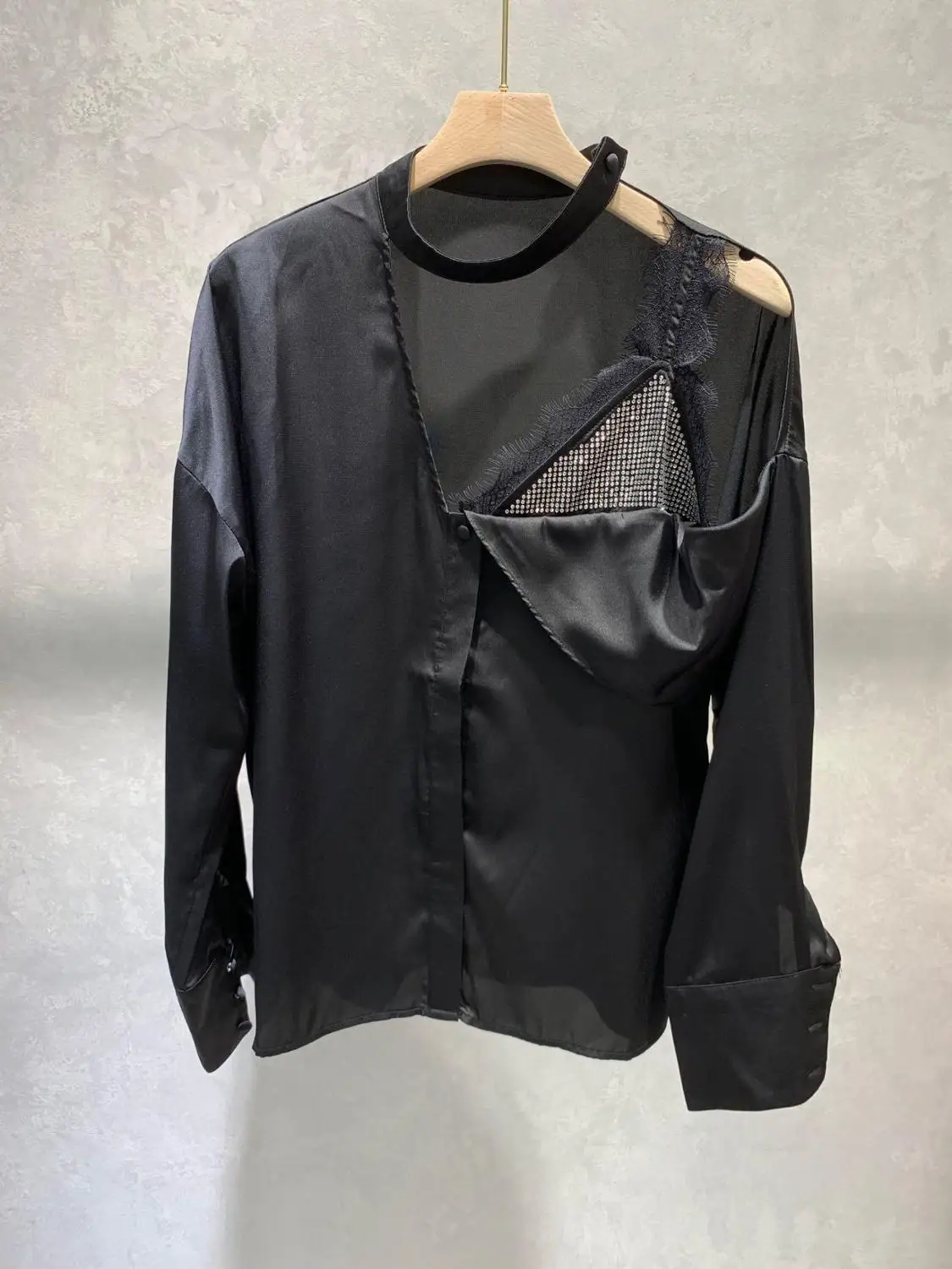 2019 new ladies fashion sexy long-sleeved stitching hot diamond lace side strap fake two-piece shirt 0531
2019 new ladies fashion sexy long-sleeved stitching hot diamond lace side strap fake two-piece shirt 0531