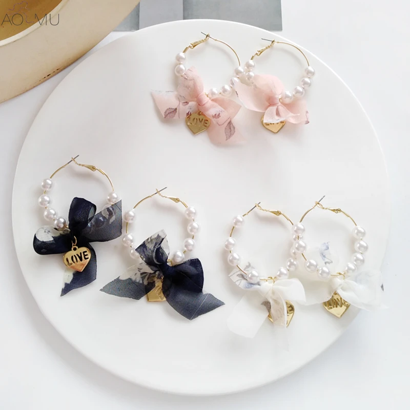 AOMU Japan Korea Fashion Cotton Bowknot Simulated Pearl Geometric Round Circle Metal Hoop Earrings Statement for Women Girl
AOMU Japan Korea Fashion Cotton Bowknot Simulated Pearl Geometric Round Circle Metal Hoop Earrings Statement for Women Girl