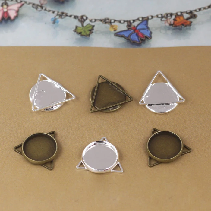 10pc 12mm Silver Plated Pendant Settings Cabochon Cameo Triangle Base Tray Bezel Blank Fit 12mm Cabochons DIY Jewelry Findings
10pc 12mm Silver Plated Pendant Settings Cabochon Cameo Triangle Base Tray Bezel Blank Fit 12mm Cabochons DIY Jewelry Findings