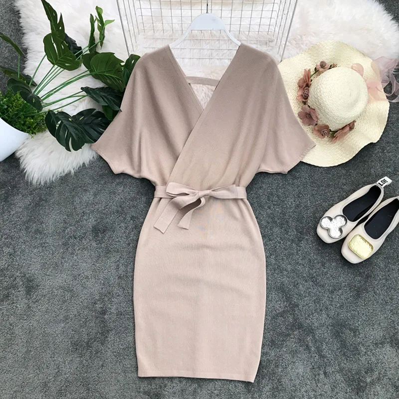 2019 Spring and summer women's bat sleeves hip knit dress new Korean fashion sexy v-neck waist slim mini dress solid color
2019 Spring and summer women's bat sleeves hip knit dress new Korean fashion sexy v-neck waist slim mini dress solid color