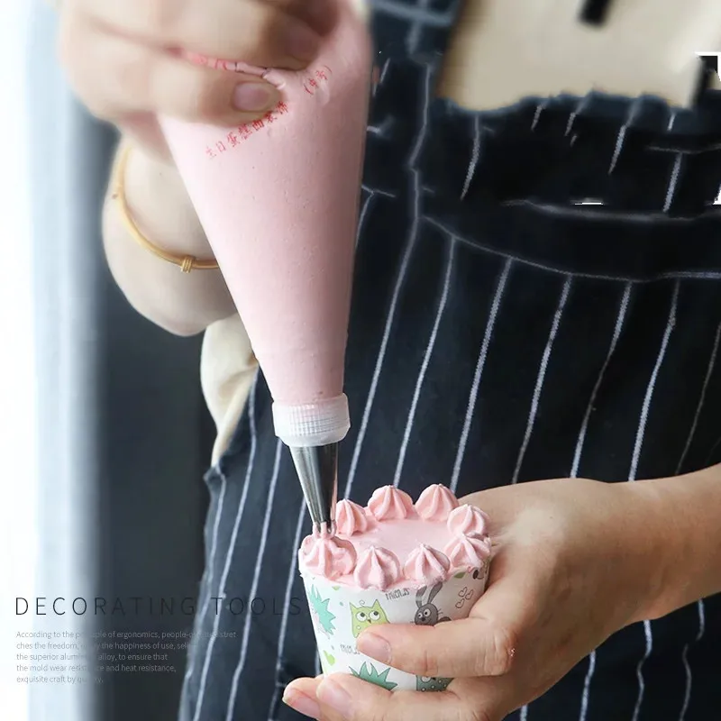 100Pcs Medium Size Disposable Icing Piping Cream Pastry Bag Fondant Cake Cream bag Decorating Pastry Baking Tool
100Pcs Medium Size Disposable Icing Piping Cream Pastry Bag Fondant Cake Cream bag Decorating Pastry Baking Tool