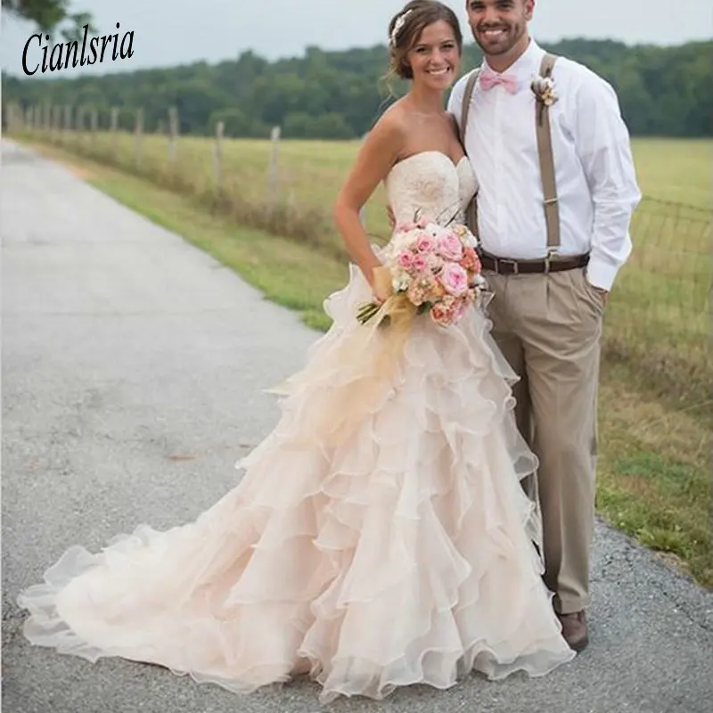 Blush Pink Country Wedding Dresses With Ruffles Sweetheart Neckline Lace Applique Bead Chapel Train Organza Bridal Gowns
Blush Pink Country Wedding Dresses With Ruffles Sweetheart Neckline Lace Applique Bead Chapel Train Organza Bridal Gowns