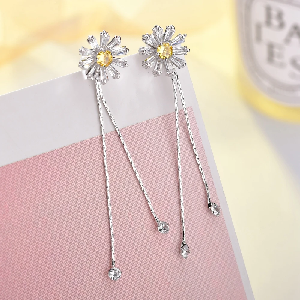 Trendy Cubic Zirconia Women Small Daisy Stud Earrings Simple Zircon Crystal Flower Earrings Fashion Wedding Jewelry Accessories
Trendy Cubic Zirconia Women Small Daisy Stud Earrings Simple Zircon Crystal Flower Earrings Fashion Wedding Jewelry Accessories