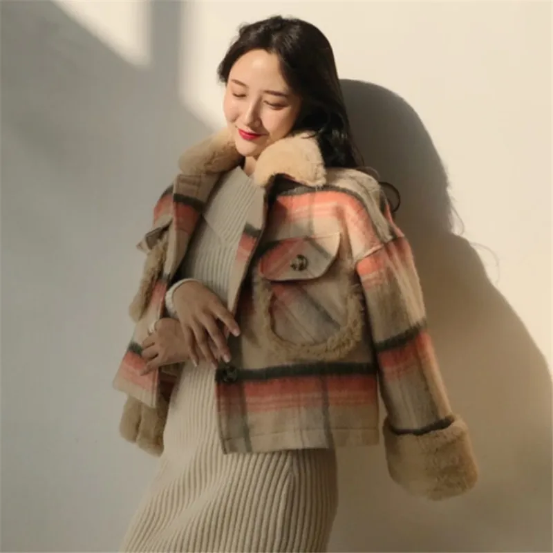Womens Autumn winter loose fashion temperament plaid fur collar full short thick warm woolen coat female A049
Womens Autumn winter loose fashion temperament plaid fur collar full short thick warm woolen coat female A049