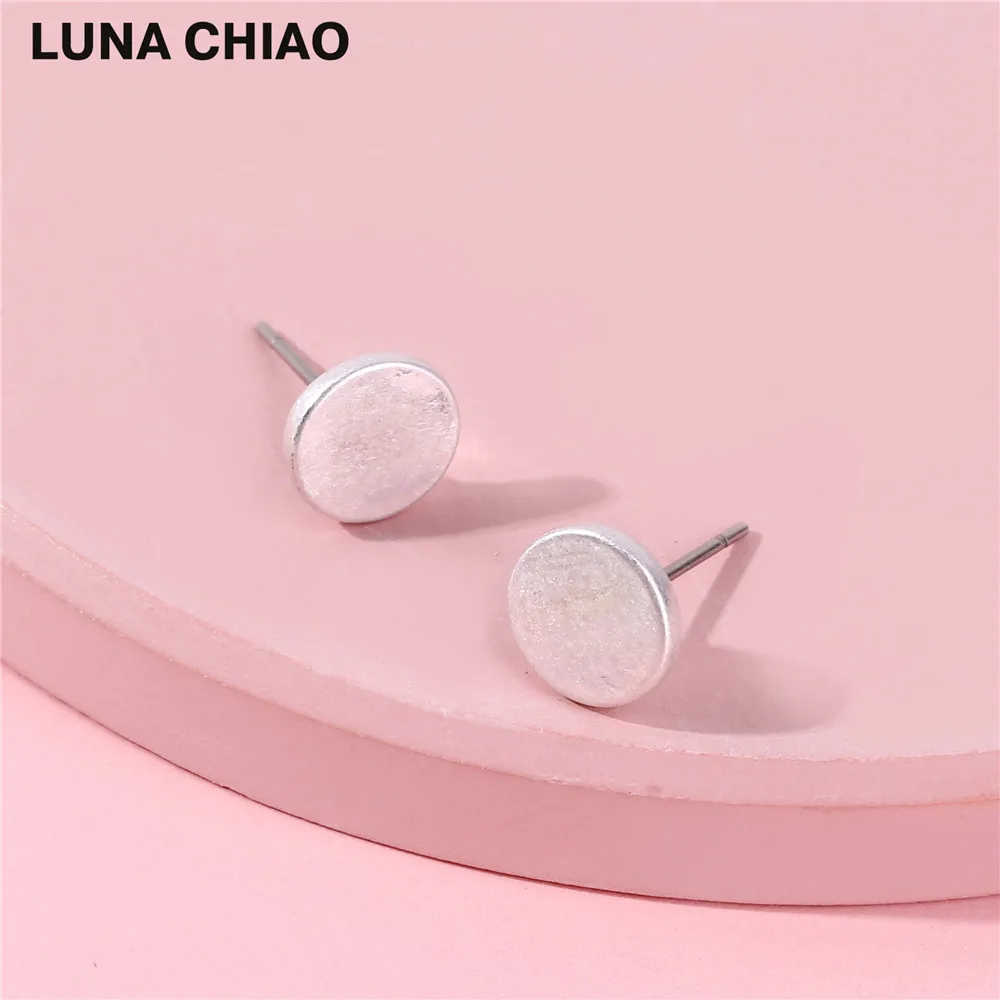 LUNA CHIAO Mini Round Disc Earrings Matte Gold Silver Mini Circle Metal Alloy Simple Stud Post Earing
LUNA CHIAO Mini Round Disc Earrings Matte Gold Silver Mini Circle Metal Alloy Simple Stud Post Earing