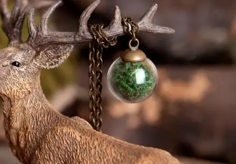 green moss handmade Glass Globe 16MM ball glass vial pendant necklace 70cm long ( finished necklace)
green moss handmade Glass Globe 16MM ball glass vial pendant necklace 70cm long ( finished necklace)