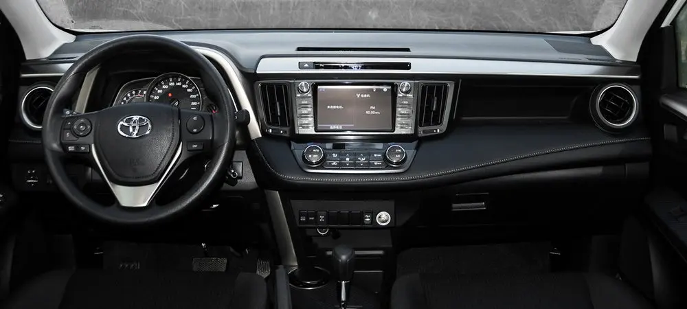 Toyota-RAV4-2015-interior-2-s