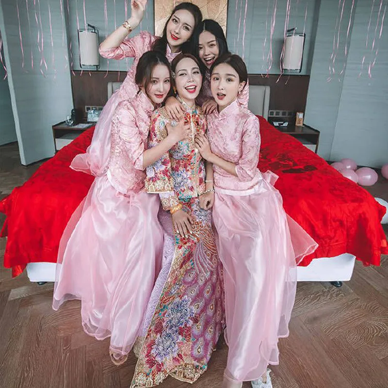 NEW Women High Quality Qipao Chinese Style Bride Wedding Embroidery Cheongsam Vestidos Phoenix Dress Stage Show Clothing S-XL
NEW Women High Quality Qipao Chinese Style Bride Wedding Embroidery Cheongsam Vestidos Phoenix Dress Stage Show Clothing S-XL