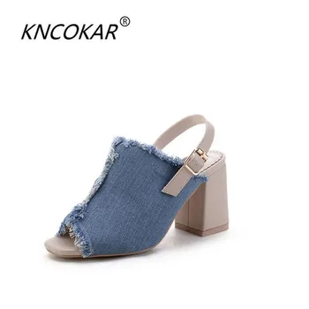 The female new style square head of the women's shoes is a pair of women's shoes 
The female new style square head of the women's shoes is a pair of women's shoes