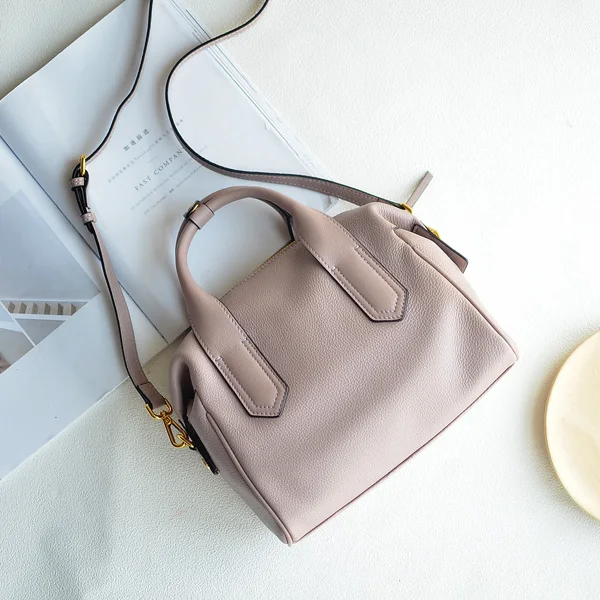 European Journal leather handbags are the first layer of soft leather all-match portable shoulder diagonal bag
European Journal leather handbags are the first layer of soft leather all-match portable shoulder diagonal bag
