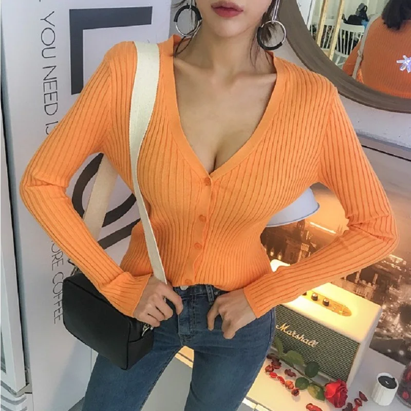 2018 autumn and winter new thin section Korea with the same paragraph chest deep V-neck slim open thin sweater women's sweater
2018 autumn and winter new thin section Korea with the same paragraph chest deep V-neck slim open thin sweater women's sweater