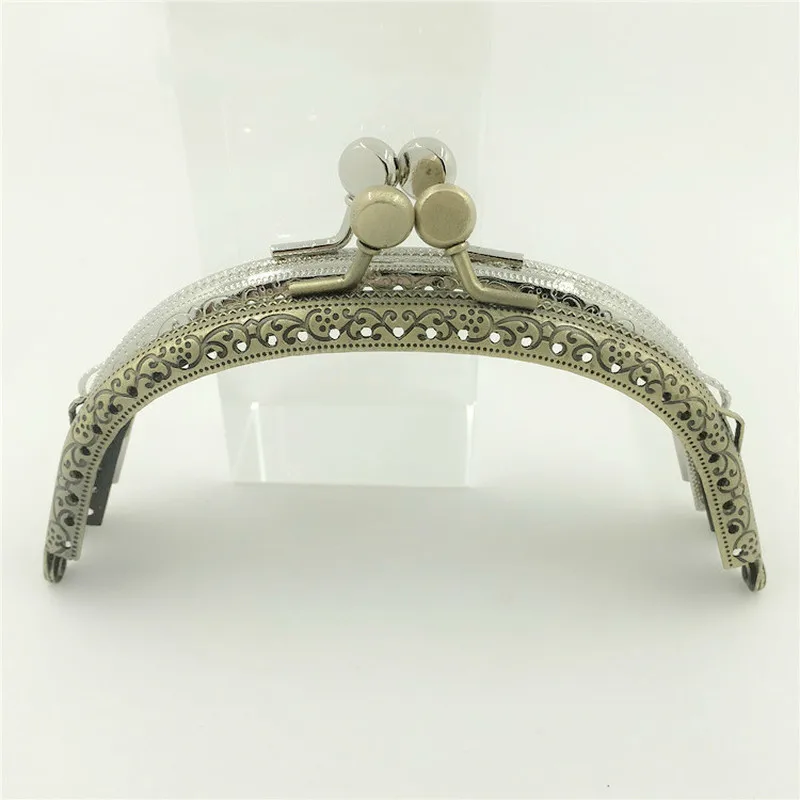 Kiss Clasp Lock Silver Bronze Tone Metal Frame Flower Pattern Flat Head Fashion Purse C Shape Delicate Hole DIY 125mm 10Pcs
Kiss Clasp Lock Silver Bronze Tone Metal Frame Flower Pattern Flat Head Fashion Purse C Shape Delicate Hole DIY 125mm 10Pcs