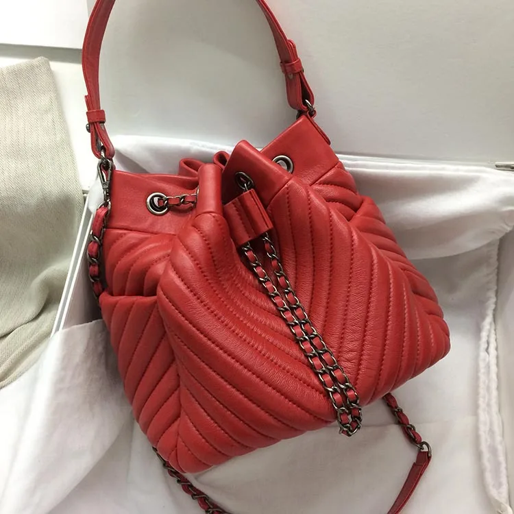 Caker 2020 Women large big Genuine Leather Drawstring Shoulder Embroidery V Diamond Lattice Handbag Chain Red Black Bucket Bags 
Caker 2020 Women large big Genuine Leather Drawstring Shoulder Embroidery V Diamond Lattice Handbag Chain Red Black Bucket Bags