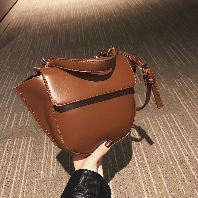 2019 New Korean version of the women's bag personality color collision retro semi-circular bag with a single shoulder oblique
2019 New Korean version of the women's bag personality color collision retro semi-circular bag with a single shoulder oblique