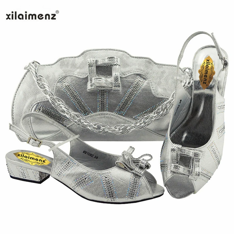 Nigerian Party Shoe and Bag Sets 2019 Hot Selling African Shoes and Bags to Match Shoes with Bag Set in Silver Color
Nigerian Party Shoe and Bag Sets 2019 Hot Selling African Shoes and Bags to Match Shoes with Bag Set in Silver Color
