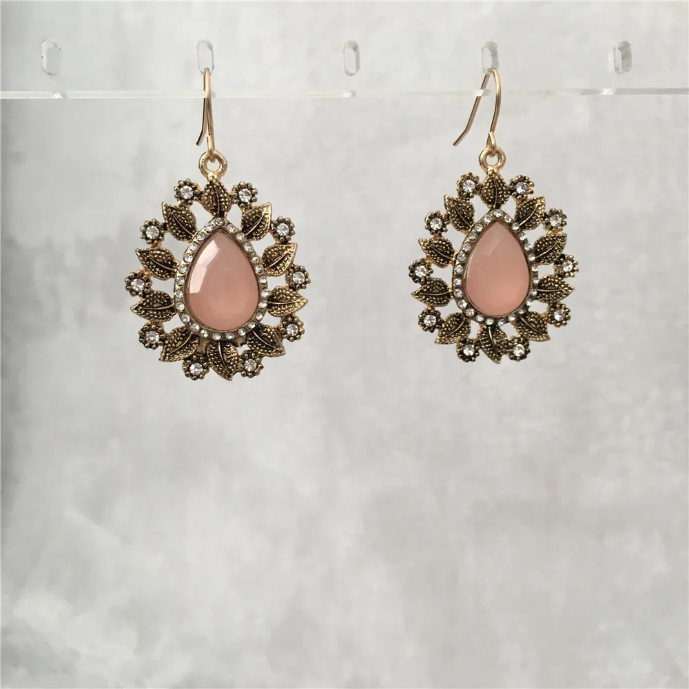 LOVELY ANTIQUE GOLD PLATING WITH PEACH TONE STONE LEAF AROUND CLEAR STONE FISHHOOK EARRING
LOVELY ANTIQUE GOLD PLATING WITH PEACH TONE STONE LEAF AROUND CLEAR STONE FISHHOOK EARRING