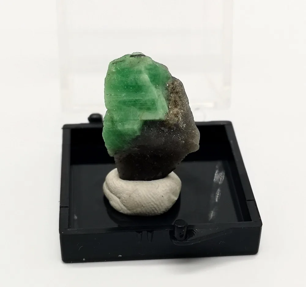 Free shipping 100% natural emerald mineral crystal specimen quartz green teaching specimens stone, free gift box
Free shipping 100% natural emerald mineral crystal specimen quartz green teaching specimens stone, free gift box