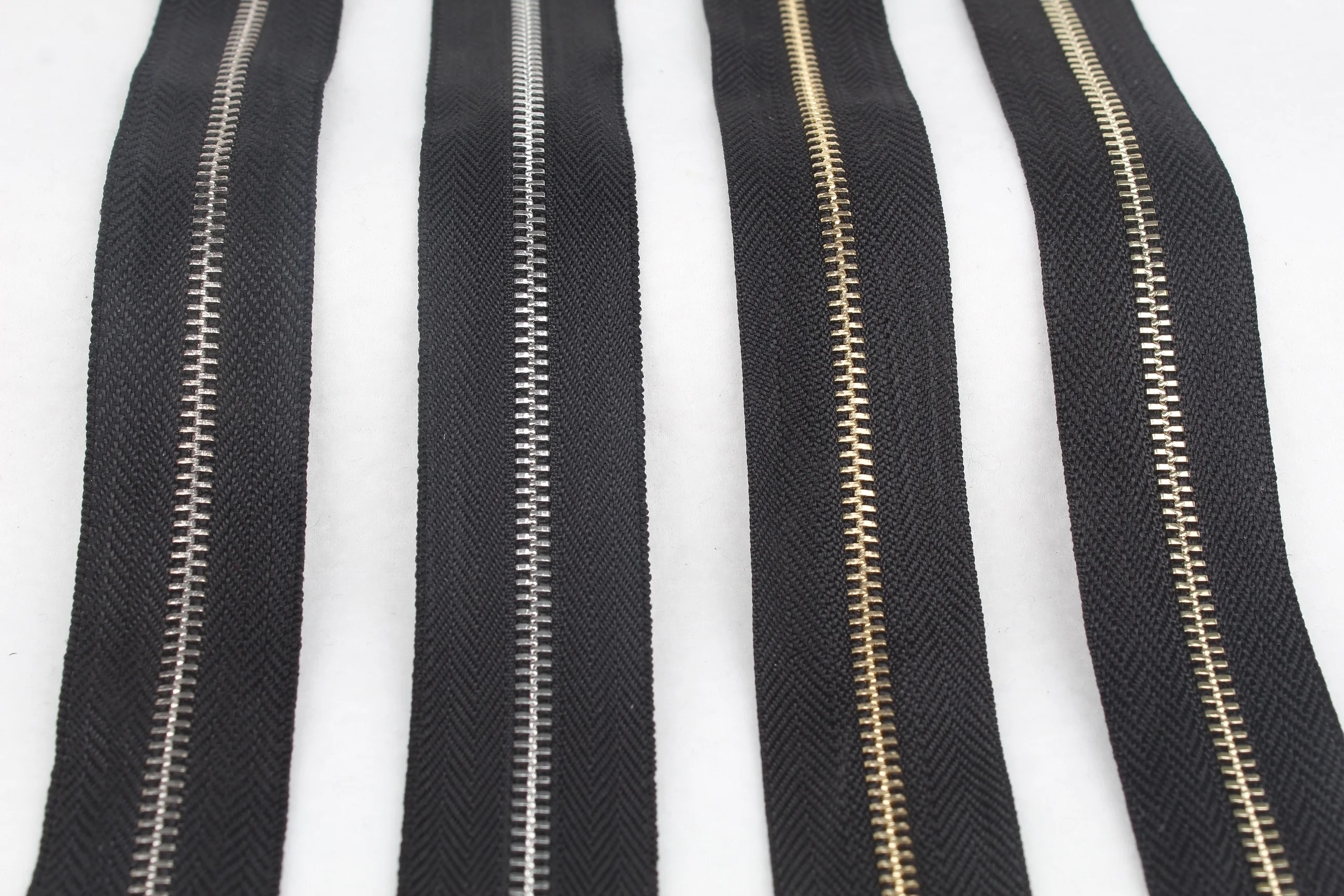 3# metal zipper single open and double open silver light golden black metal zipper used for garment bags shoes DIY style
3# metal zipper single open and double open silver light golden black metal zipper used for garment bags shoes DIY style