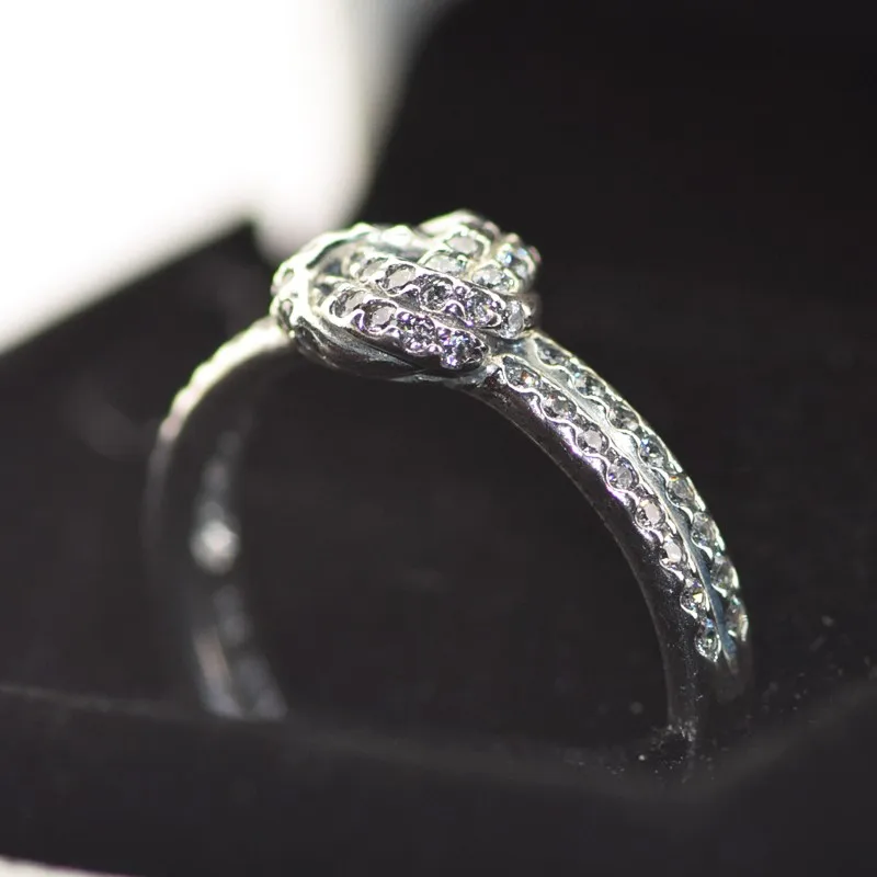 Женское кольцо с узлом из серебра 925 пробы, с прозрачным фианитом
Женское кольцо с узлом из серебра 925 пробы, с прозрачным фианитом