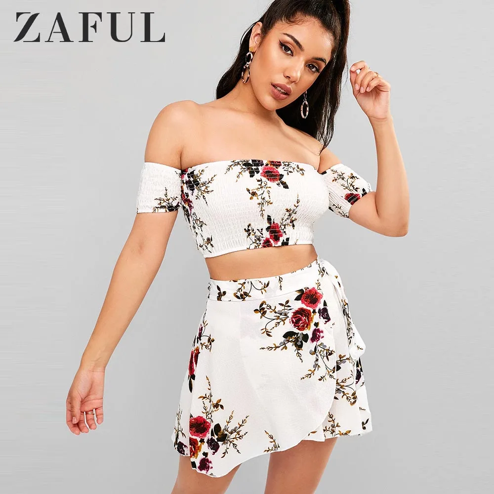 ZAFUL Women's Sets Summer Off Shoulder Floral Shirred Top And Wrap Skirt Set Off The Shoulder two pieces set High Waist Shorts
ZAFUL Women's Sets Summer Off Shoulder Floral Shirred Top And Wrap Skirt Set Off The Shoulder two pieces set High Waist Shorts