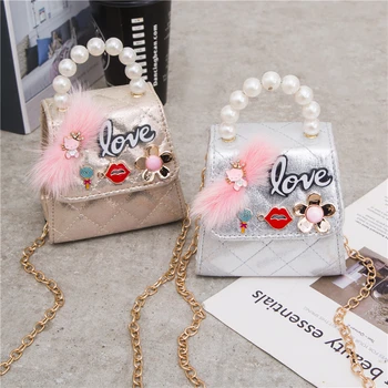 Kids Mini Hand Bags 2019 New Cute Crossbody Bags for Baby Girls Pearl Messenger Bag Children Princess Purses Handbag gift
Kids Mini Hand Bags 2019 New Cute Crossbody Bags for Baby Girls Pearl Messenger Bag Children Princess Purses Handbag gift