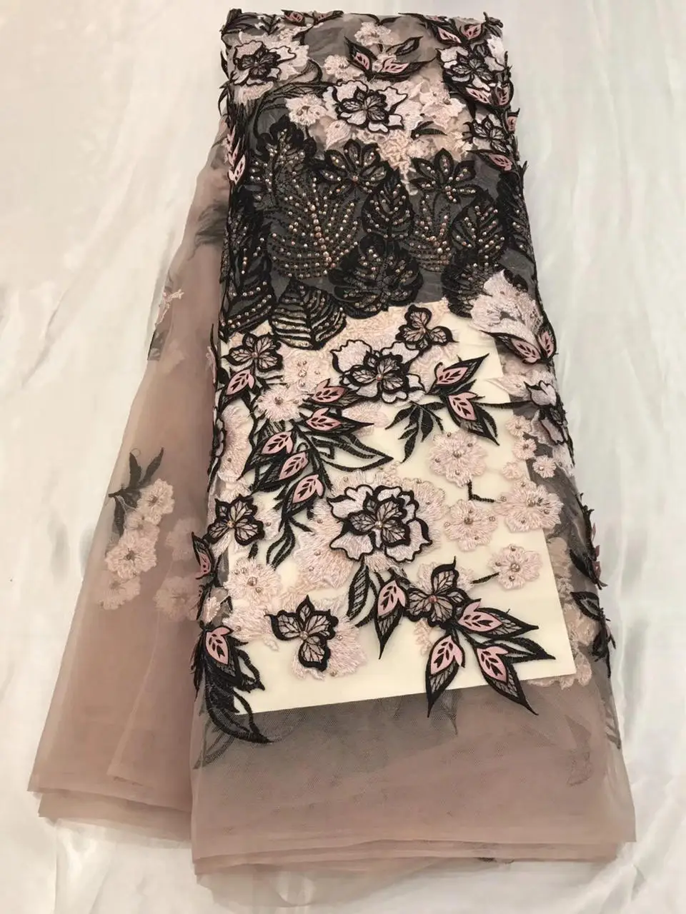 african lace fabric 2018 high quality lace Embroidery Guipure French Lace Fabric With Stones for wedding dress
african lace fabric 2018 high quality lace Embroidery Guipure French Lace Fabric With Stones for wedding dress