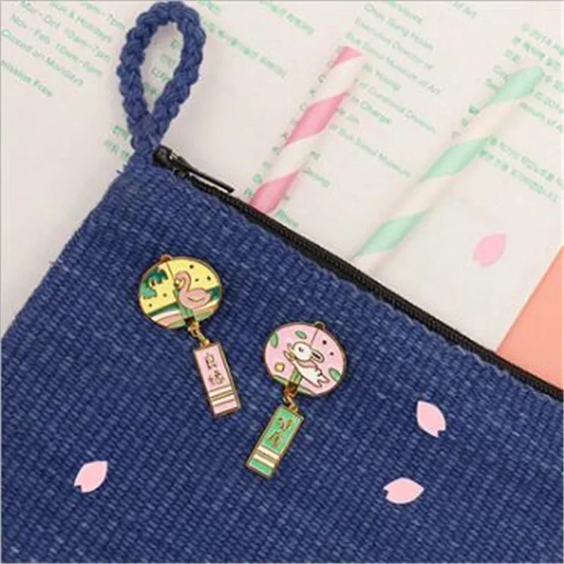 WKOUD Japanese classical cute girl alloy wind chime illustration brooch Original cartoon small fresh clothes bag jewelry Gift
WKOUD Japanese classical cute girl alloy wind chime illustration brooch Original cartoon small fresh clothes bag jewelry Gift
