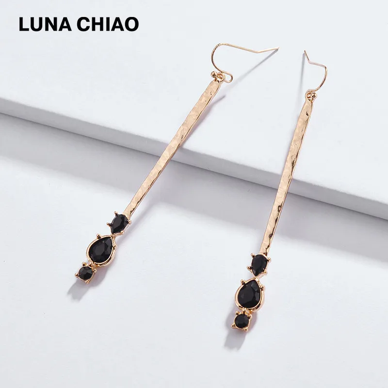 LUNA CHIAO Fashion Simple Designer Inspired Hammered Metal Bar Crystal Pendant Earrings for Women
LUNA CHIAO Fashion Simple Designer Inspired Hammered Metal Bar Crystal Pendant Earrings for Women