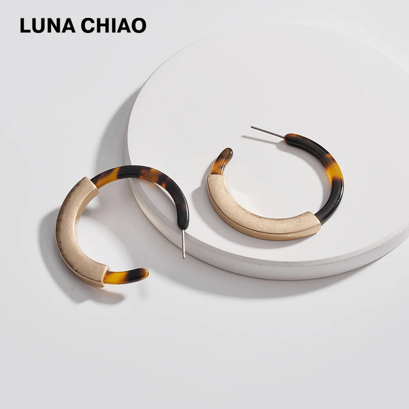 LUNA CHIAO 2019 Fashion Worn Gold Plating Leopard Grain Printed Tortoise Shell Circle Disc Big Hoop Earrings with Metal Bar
LUNA CHIAO 2019 Fashion Worn Gold Plating Leopard Grain Printed Tortoise Shell Circle Disc Big Hoop Earrings with Metal Bar