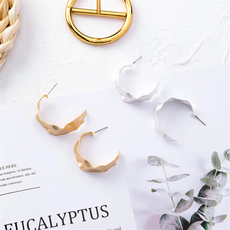 Fashion Simple Metal Geometric C shaped Stud Earrings for Women Irregular Wavy Statement Earrings Party Girl Gift Jewelry
Fashion Simple Metal Geometric C shaped Stud Earrings for Women Irregular Wavy Statement Earrings Party Girl Gift Jewelry