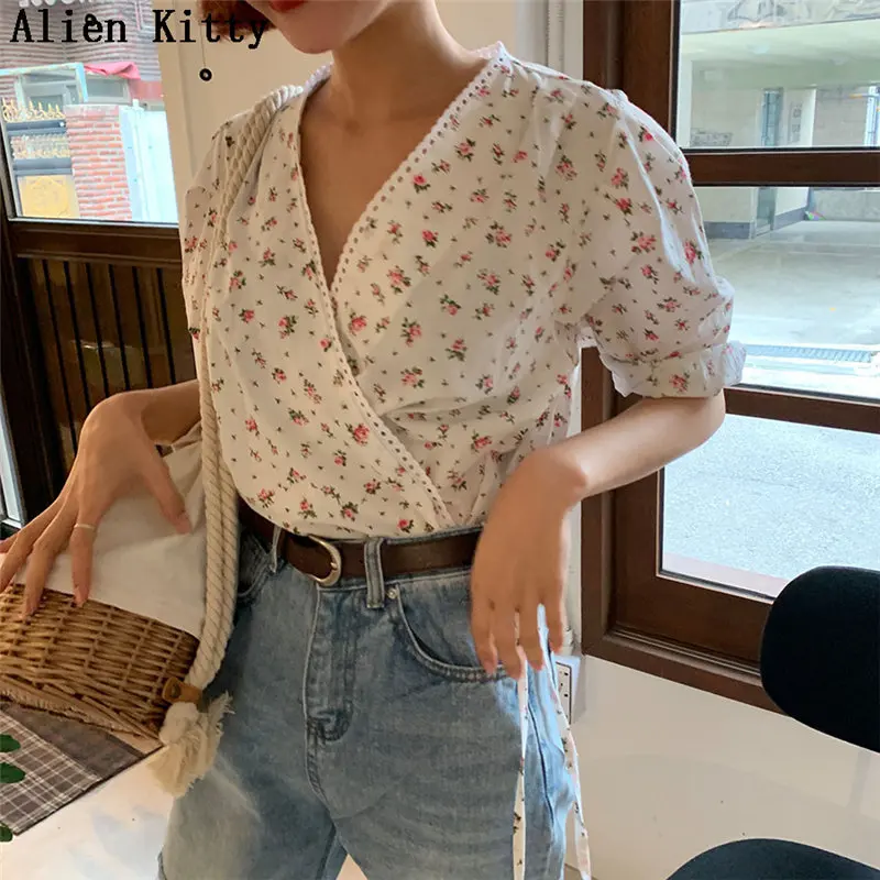 Alien Kitty Summer Fresh Print Flowers Sweet Loose Half-Sleeved All-Match 2019 Women Casual High Quality Free V-Neck White Shirt
Alien Kitty Summer Fresh Print Flowers Sweet Loose Half-Sleeved All-Match 2019 Women Casual High Quality Free V-Neck White Shirt