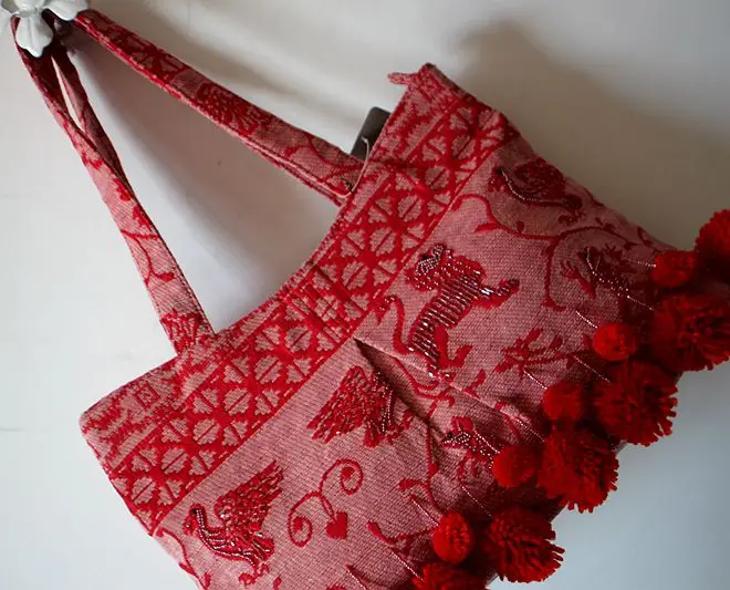 Animal art pattern tong qu tong qu and maomao bag beads literary fan cloth bag shoulder bag
Animal art pattern tong qu tong qu and maomao bag beads literary fan cloth bag shoulder bag