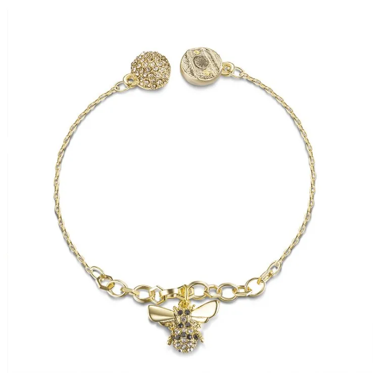 New cute golden bee crystal from Swarovski fashion temperament ladies invisible magnetic buckle bracelet Mother's Day gift
New cute golden bee crystal from Swarovski fashion temperament ladies invisible magnetic buckle bracelet Mother's Day gift