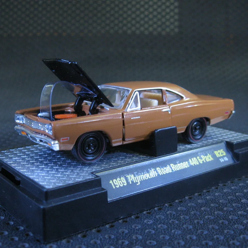 M2 1:64 1969 Plymouth Road Runner boutique alloy car toys for children kids toys Model Original box freeshipping
M2 1:64 1969 Plymouth Road Runner boutique alloy car toys for children kids toys Model Original box freeshipping