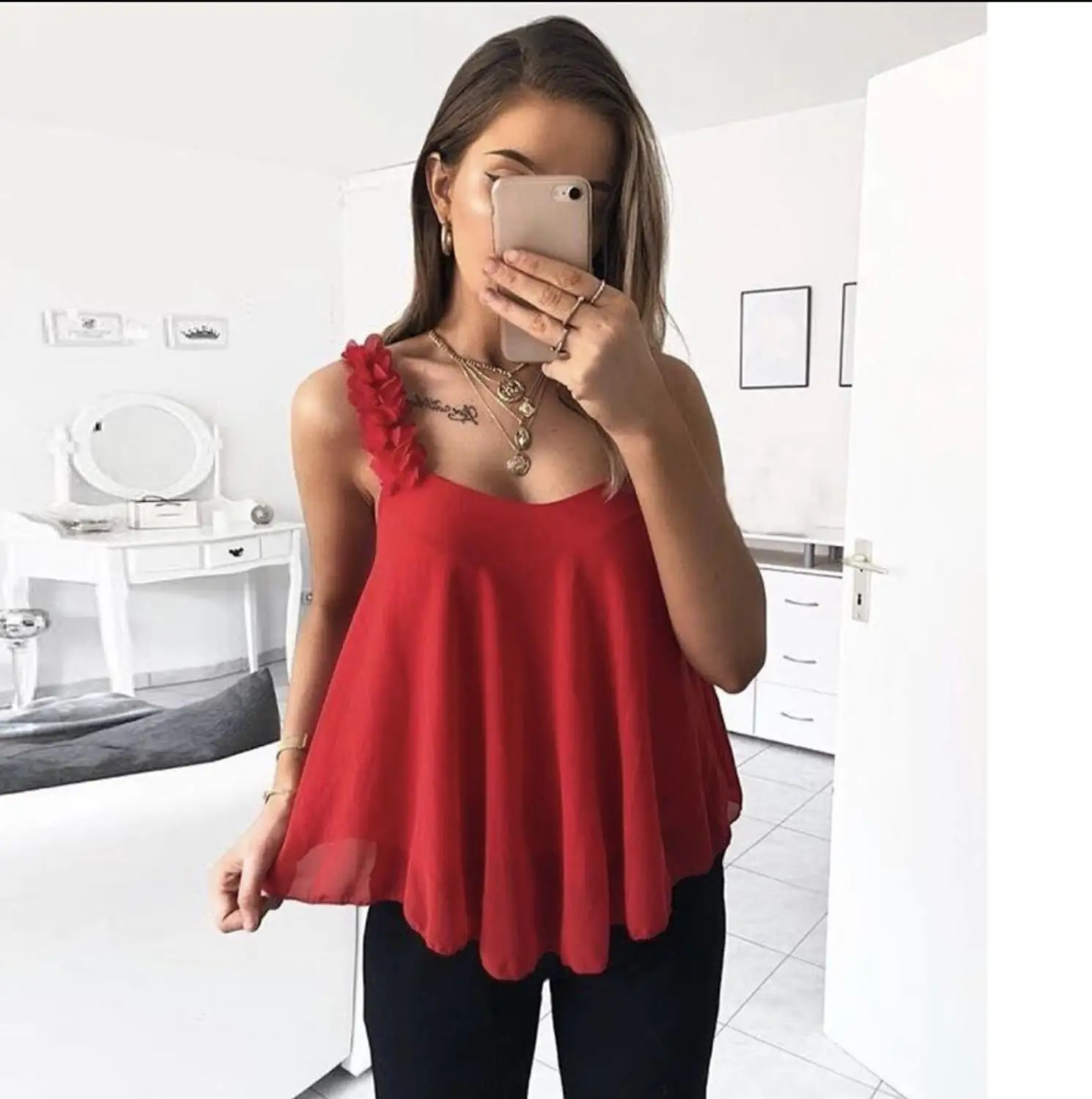Spring and Autumn 2019 New Pure Sexy Loose Size Sleeveless Lady vest Lady Chiffon Suspender
Spring and Autumn 2019 New Pure Sexy Loose Size Sleeveless Lady vest Lady Chiffon Suspender