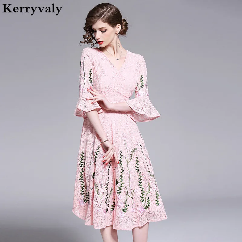 New Style Retro Palace Embroidered Pink Lace Dress Vestidos Mujer Verano 2019 Runway Midi Party Dress Robe Ete Femme K6190
New Style Retro Palace Embroidered Pink Lace Dress Vestidos Mujer Verano 2019 Runway Midi Party Dress Robe Ete Femme K6190