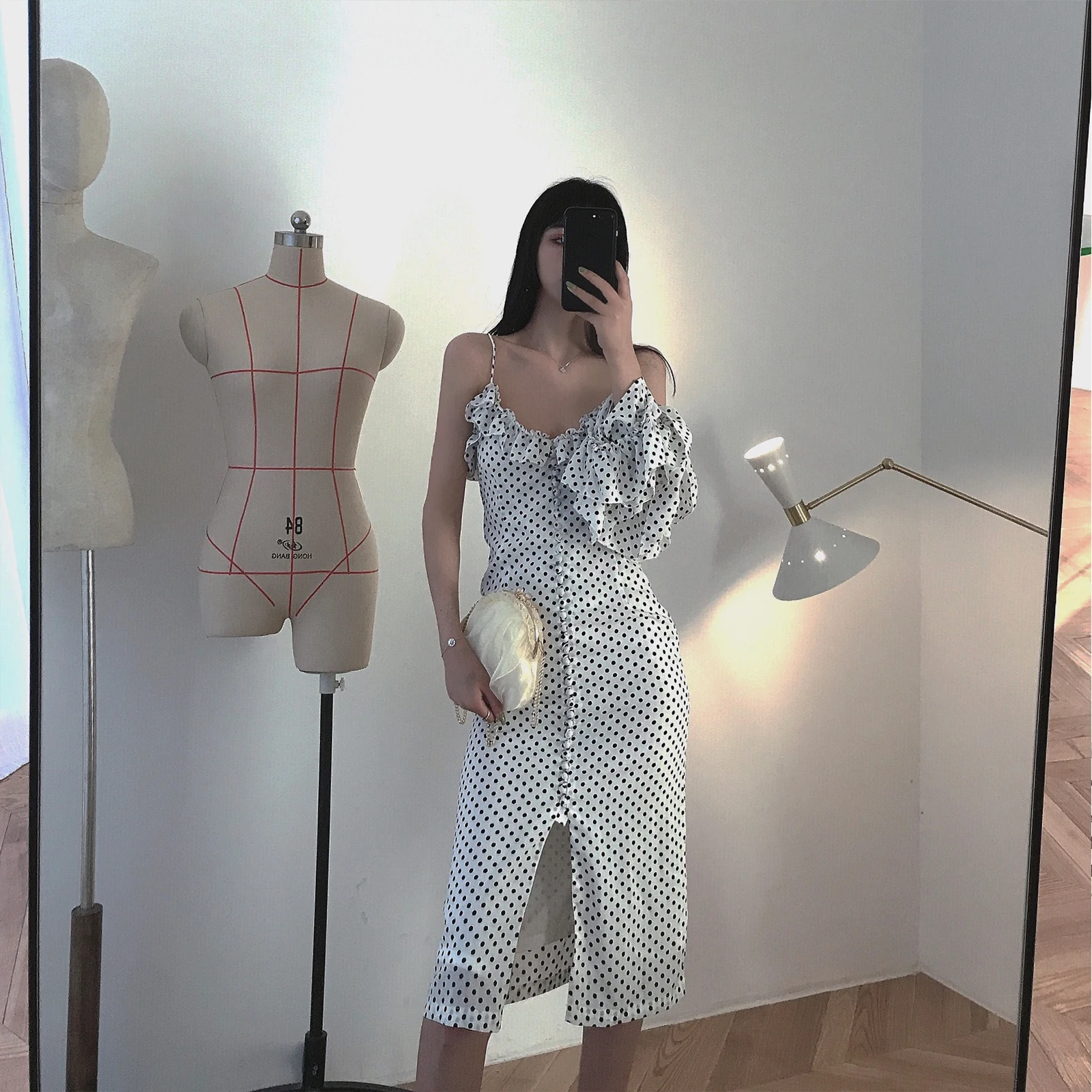 2019 Summer Temperaments V Collar Elegant Women Dress White Wave Point Dress Chiffon High Street Ruffles Butterfly Sleeve Dress 
2019 Summer Temperaments V Collar Elegant Women Dress White Wave Point Dress Chiffon High Street Ruffles Butterfly Sleeve Dress